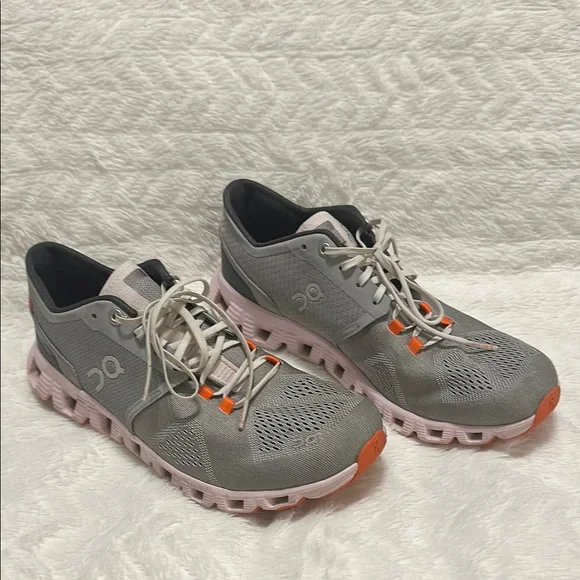 On Running Gray and Pink Sneakers - Picture 1 of 5